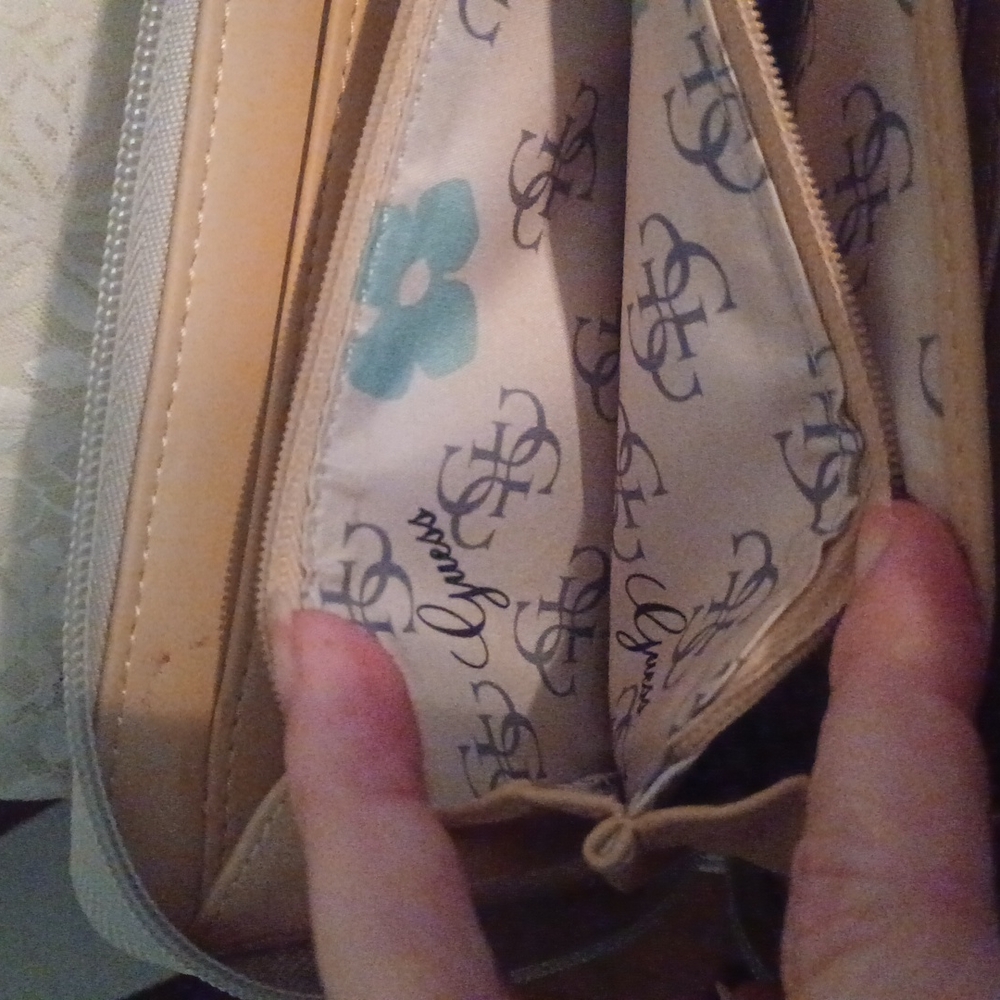 GUESS wallet - Picture 6 of 10